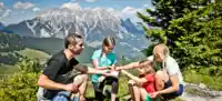 The entire family takes a break, snacks included © Tourismusverband Saalbach Hinterglemm