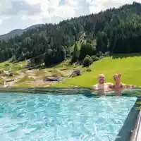 Schwimmen mit Bergblick © Hotel Bacher