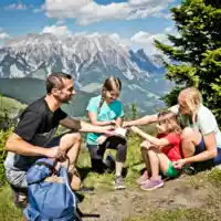 The entire family takes a break from hiking © Tourismusverband Saalbach Hinterglemm